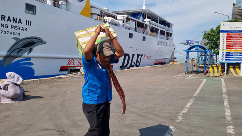 Aksi porter di Pelabuhan Tanjung Perak, Surabaya, Senin (16/3/2026). Foto: Farusma Okta Verdian/kumparan