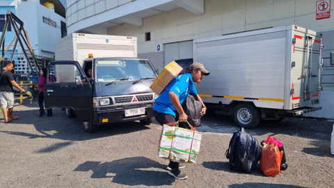 Aksi porter di Pelabuhan Tanjung Perak, Surabaya, Senin (16/3/2026). Foto: Farusma Okta Verdian/kumparan
