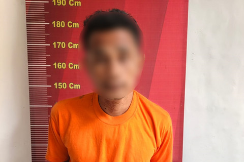 Pelaku pencurian gelang emas milik ibu-ibu di Medan berhasil diamankan pihak kepolisian, Minggu (15/3/2026). Foto: Polsek Medan Area