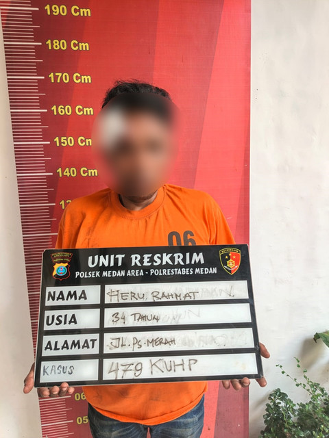 Pelaku pencurian gelang emas milik ibu-ibu di Medan berhasil diamankan pihak kepolisian, Minggu (15/3/2026). Foto: Polsek Medan Area