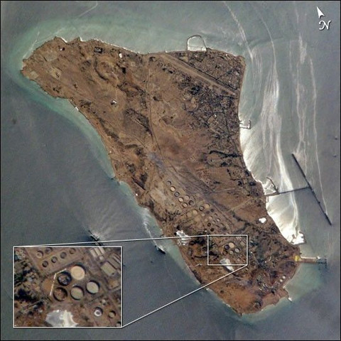 Keterangan foto: Pulau Kharg, Iran, dari tangkapan satelit. Sumber: science.nasa.gov