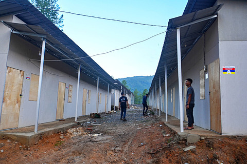 Warga melihat kondisi hunian sementara (huntara) bagi warga terdampak bencana banjir bandang (kanan) dan tanah longsor di Desa Tetingi, Pantan Cuaca, Gayo Lues, Aceh, Selasa (17/3/2026). Foto: Muhammad Adimaja/ANTARA FOTO