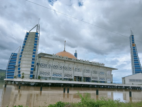 Masjid terapung di Kota Kendari (Dok. Pribadi)