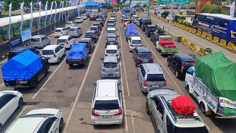 Suasana kepadatan antrean kendaraan menuju dan menyebrang di Pelabuhan Gilimanuk, pada Selasa (17/3). Foto: Denita br Matondang/kumparan