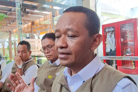 Menteri ESDM, Bahlil Lahadalia usai melepas rombongan mudik sektor ESDM di Kantor Kementerian ESDM, Jakarta pada Selasa (17/3). Foto: Argya Maheswara/kumparan