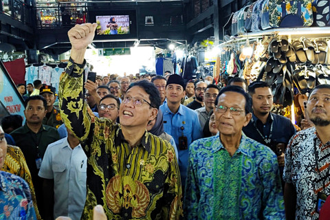 Menteri Keuangan, Purbaya Yudhi Sadewa dan Gubernur DIY, Sri Sultan Hamengku Buwono X di Teras Malioboro, Yogyakarta, Selasa (17/3) Foto: Arfiansyah Panji Purnandaru/kumparan