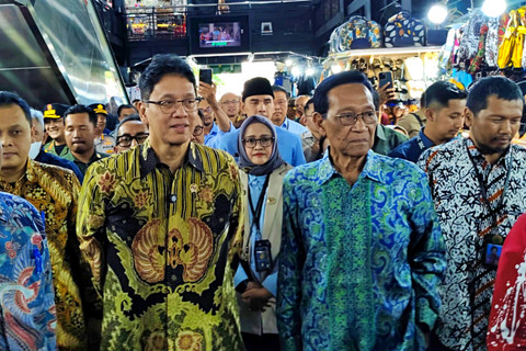 Menteri Keuangan, Purbaya Yudhi Sadewa dan Gubernur DIY, Sri Sultan Hamengku Buwono X di Teras Malioboro, Yogyakarta, Selasa (17/3) Foto: Arfiansyah Panji Purnandaru/kumparan
