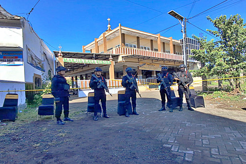 Anggota Brimob Polda Jatim berjaga saat olah tempat kejadian perkara (TKP) ledakan di Masjid Raya Pesona, Perumahan Pesona Regency, Patrang, Jember, Jawa Timur, Selasa (17/3/2026). Foto: Zumrotun Solichah/ANTARA FOTO