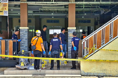 Tim Laboratorium Forensik (Labfor) dan Tim penjinak bom (Jibom) Polda Jatim melakukan olah tempat kejadian perkara (TKP) ledakan di Masjid Raya Pesona di Perumahan Pesona Regency, Patrang, Jember, Jawa Timur, Selasa (17/3/2026). Foto: Zumrotun Solichah/ANTARA FOTO