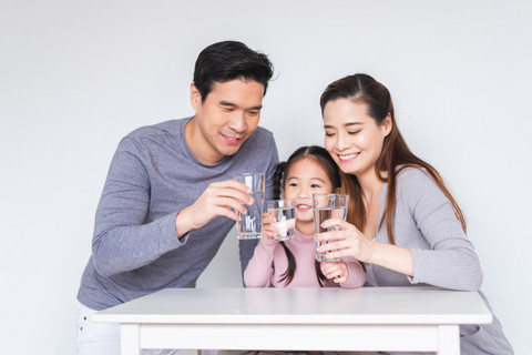 Ilustrasi keluarga minum air. Foto: Shutterstock