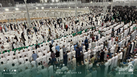 Salat Tarawih malam 29 Ramadan di salah satu sisi gedung Masjidil Haram, 17/3/2025 Foto: X/@PRAGOVSA