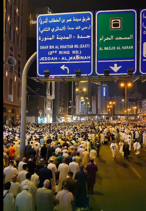 Salat Tarawih pada malam 29 Ramadan di jalan yang mengakses ke Masjidil Haram, 17/3/2026. Foto: hmm.gov.sa