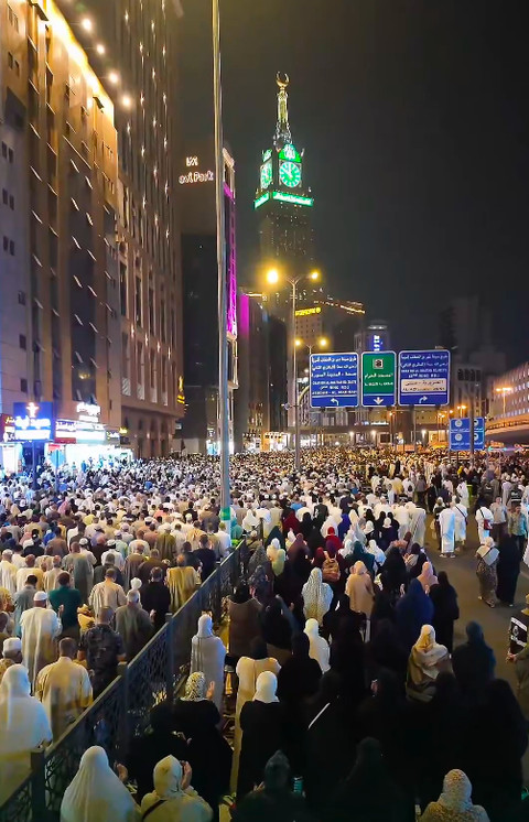 Salat Tarawih pada malam 29 Ramadan di jalan yang mengakses ke Masjidil Haram, 17/3/2026. Foto: hmm.gov.sa