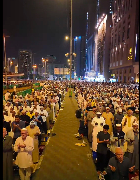 Salat Tarawih pada malam 29 Ramadan di jalan yang mengakses ke Masjidil Haram, 17/3/2026. Foto: hmm.gov.sa