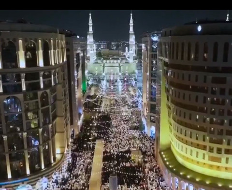 Jemaah salat Tarawih meluber hingga di jalan yang mengakses Masjid Nabawi, Madinah, 17/3/2026. Foto: Youtube/Saudi Sunnah TV