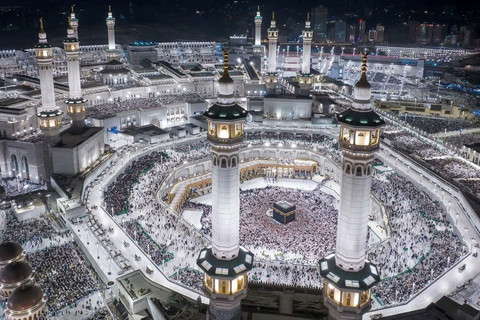 Foto udara umat muslim melaksanakan Salat Tarawih dan Witir pada malam 29 Ramadan 1447 H di Masjidil Haram, Makkah, Arab Saudi, Selasa (17/3/2026). Foto: Saudi Press Agency/via REUTERS