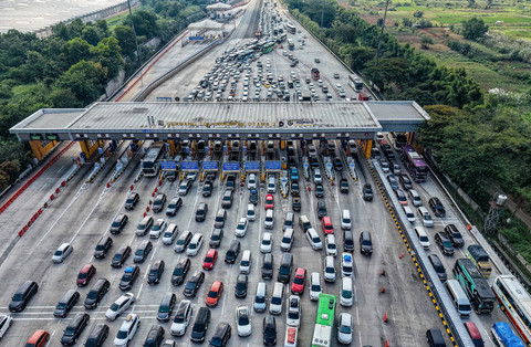 Foto udara menunjukkan kendaraan yang terjebak kemacetan di gerbang tol Cikampek, Jawa Barat, pada 17 Maret 2026. Foto: Bay Ismoyo / AFP
