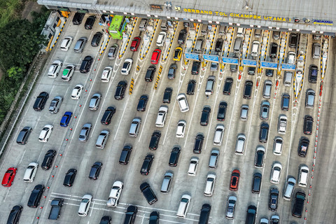 Antrean kendaraan yang terjebak kemacetan di gerbang tol Cikampek, Jawa Barat, pada 17 Maret 2026. Foto: Bay Ismoyo / AFP