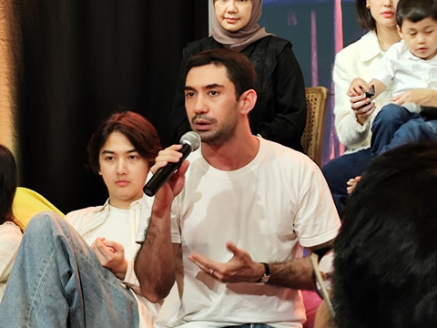 Reza Rahadian saat acara media junket peluncuran teaser dan poster film Semua Akan Baik-Baik Saja di kawasan Jakarta Selatan, Selasa (17/3/2026). Foto: Salsha Okta Fairuz/kumparan