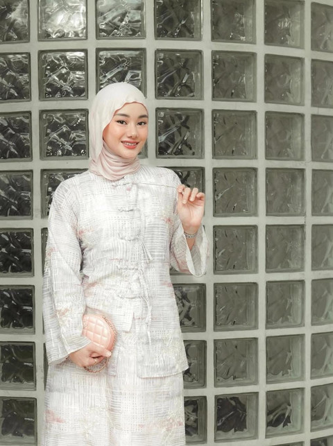 Dinda Hauw memakai hijab pasmina yang dimasukkan ke dalam baju. Foto: Instagram @dindahw