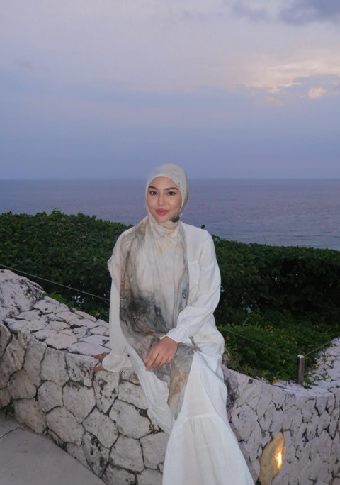 Dara Arafah memakai pasmina motif. Foto: Instagram @daraarafah