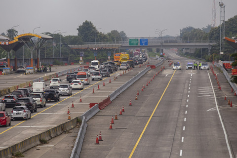 Petugas melakukan sterilisasi sebelum penerapan skema satu arah (one way) di Tol Cipali Palimanan, Cirebon, Jawa Barat, Selasa (17/3/2026). Foto: Dedi Suwidiantoro/ANTARA FOTO
