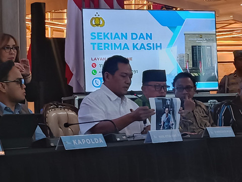 Tampang dua orang pelaku penyiraman air keras terhadap Andrie Yunus yang disampaikan oleh Dirreskrimum Polda Metro Jaya, Kombes Pol Iman Imannudin pada Rabu (18/3). Foto: Ryan Iqbal/kumparan