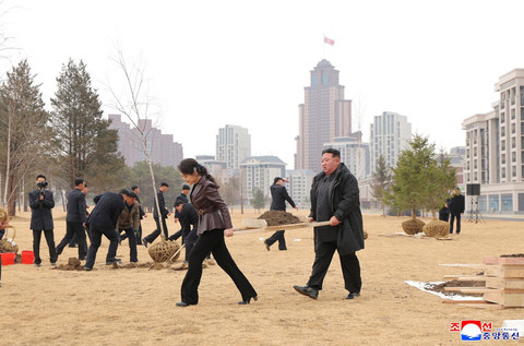 Kim Jong-un dan Kim Ju-ae melakukan kegiatan tanam pohon di Taman Saebyeol, Pyongyang, Korea Utara, pada Sabtu (14/3/2026). Foto: KCNA via REUTERS