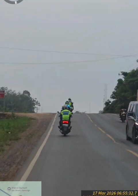Petugas kepolisan mengurai kemacetan di Jalan Lintas Sumatera Palembang-Jambi.  Foto: Dok. Istimewa