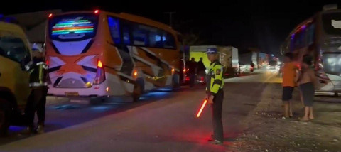 Petugas kepolisan mengurai kemacetan di Jalan Lintas Sumatera Palembang-Jambi.  Foto: Dok. Istimewa