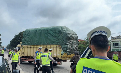 Petugas kepolisan mengurai kemacetan di Jalan Lintas Sumatera Palembang-Jambi.  Foto: Dok. Istimewa