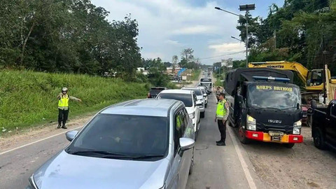 Petugas kepolisan mengurai kemacetan di Jalan Lintas Sumatera Palembang-Jambi.  Foto: Dok. Istimewa