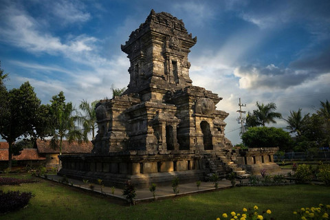 Bangunan Candi sebagai simbol dan pesan dari masa lampau untuk generasi sekarang. Foto: Generated by AI