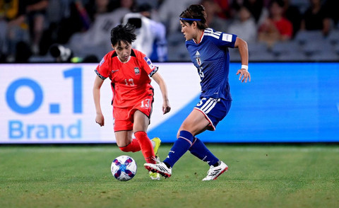 Pemain Korea Selatan, Park Soo-jeong (kiri), berebut bola dengan pemain Jepang, Hana Takahashi (kanan) di semifinal Piala Asia Wanita 2026. Foto: AFC