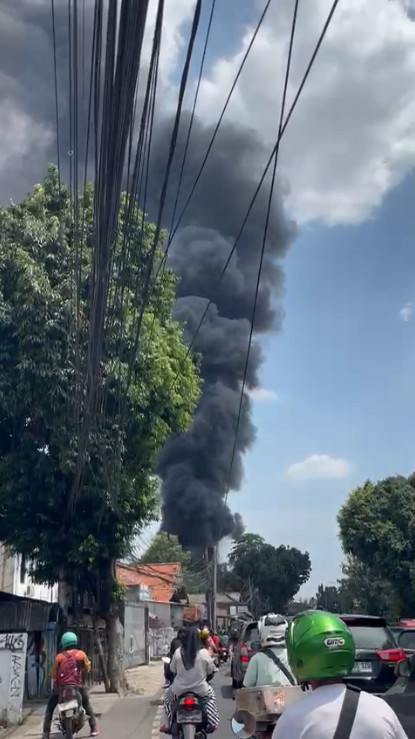 Kebakaran melanda tumpukan pipa air di Jalan Dato Tonggara, Kramat Jati, Jakarta Timur, pada Rabu (18/3).  Foto: Amira Nada Fauziyyah/kumparan