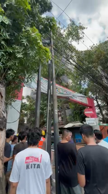 Kebakaran melanda tumpukan pipa air di Jalan Dato Tonggara, Kramat Jati, Jakarta Timur, pada Rabu (18/3).  Foto: Amira Nada Fauziyyah/kumparan