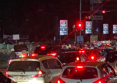 Pemudik memadati Simpang Pemuda Kota Cirebon (18/3/2026). Foto: Dok. kumparan
