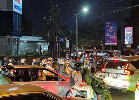 Pemudik memadati Simpang Pemuda Kota Cirebon (18/3/2026). Foto: Dok. kumparan