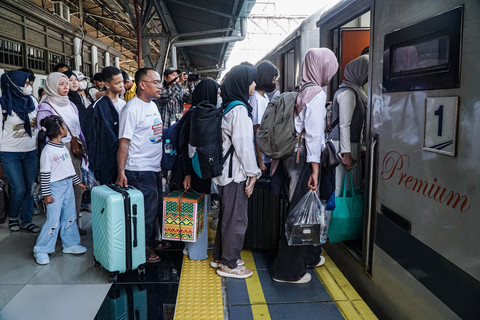 Peserta mudik gratis bersama ANTARA memasuki Kereta Api Jayakarta di Stasiun Pasar Senen, Jakarta, Rabu (18/3/2026). Foto: Salma Talita/ ANTARA FOTO