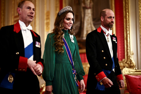 Princess of Wales Kate Middleton, Pangeran Edward, dan Pangeran William menghadiri Jamuan Kenegaraan di St George's Hall, Kastil Windsor, Windsor, Rabu (18/3/2026). Foto: Henry Nicholls/Pool via REUTERS