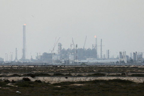 Fasilitas produksi gas alam cair (LNG) QatarEnergy di Kota Industri Ras Laffan, Qatar, pada 2 Maret 2026. Foto: STR/ REUTERS