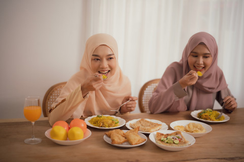 Perempuan makan. Foto: Wanwajee Weeraphukdee/Shutterstock