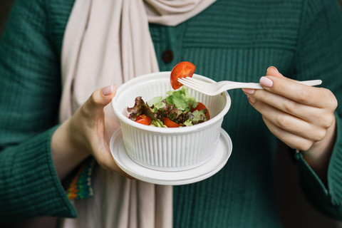 Perempuan makan sayur. Foto: SofikoS/Shutterstock