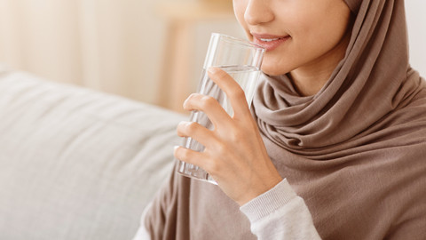 Perempuan minum air putih. Foto: Prostock-studio/Shutterstock