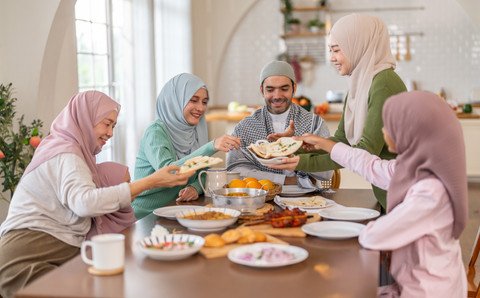 Makan saat Idul Fitri. Foto: Art_Photo/Shutterstock