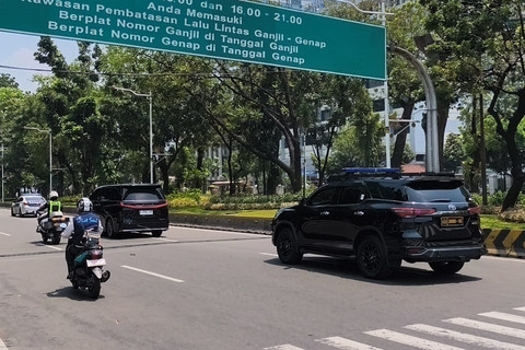 Mobil Lexus dengan plat nomor B 2734 ZZR meninggalkan Istana Merdeka, Jakarta, Kamis (19/3/2026). Foto: Zamachsyari/kumparan