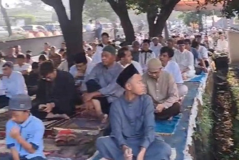 Salat Idul Fitri 1447 H di depan area Rumah Makan Sari Kuring Sunda (SKS), Jalan Juanda, Depok, Kamis (19/3/2026). Foto: kumparan