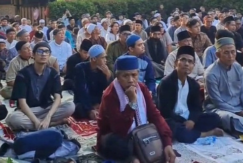 Salat Idul Fitri 1447 H di depan area Rumah Makan Sari Kuring Sunda (SKS), Jalan Juanda, Depok, Kamis (19/3/2026). Foto: kumparan