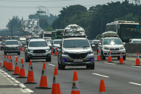 Kendaraan menggunakan jalur rekayasa lalu lintas lawan arah atau contraflow saat melintasi Jalan Tol Jakarta-Cikampek KM 48 di Karawang, Jawa Barat, Kamis (19/3/2026). Foto: Fakhri Hermansyah/ANTARA FOTO