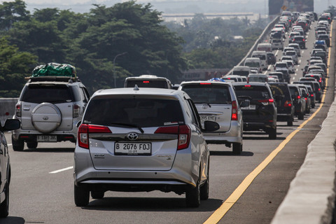 Sejumlah kendaraan terjebak kemacetan di Jalan Layang Tol Sheikh Mohammed bin Zayed (MBZ), Cikarang, Kabupaten Bekasi, Jawa Barat, Kamis (19/3/2026). Foto: Darryl Ramadhan/ANTARA FOTO